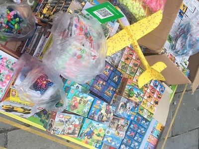 恩施教師攜子地?cái)偝躞w驗(yàn) 一月玩具生意回本微賺，方知商海艱辛